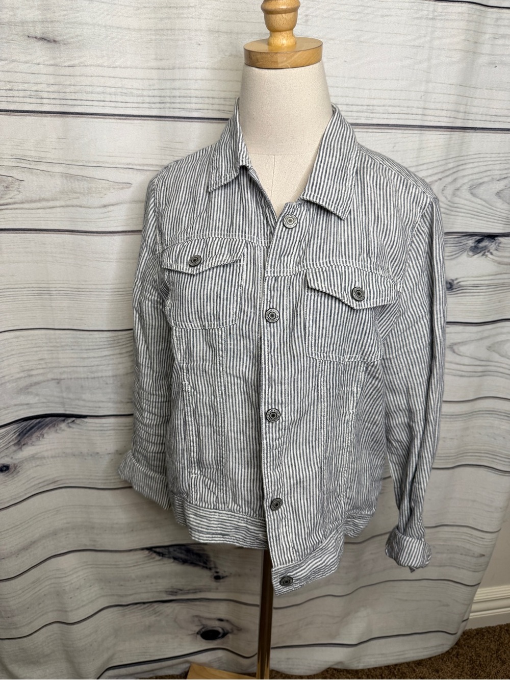 Jones New York Striped Button-Front Shirt Jacket in Gray and White Linen